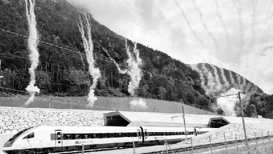 El primer tren que circula por el túnel de San Gotardo sale de la construcción por el portal norte cerca de Erstfeld (Suiza). Fotos: Efe