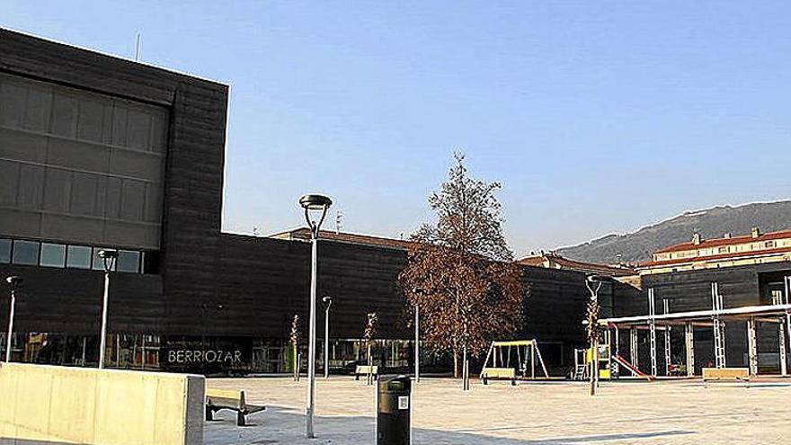 La plaza Euskal Herria, con el Consistorio a la izquierda.