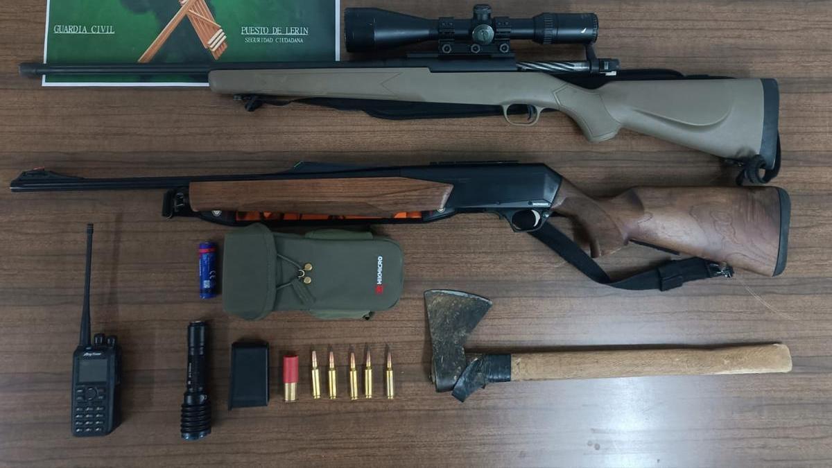 Imagen de las armas y de la munición halladas en el vehículo