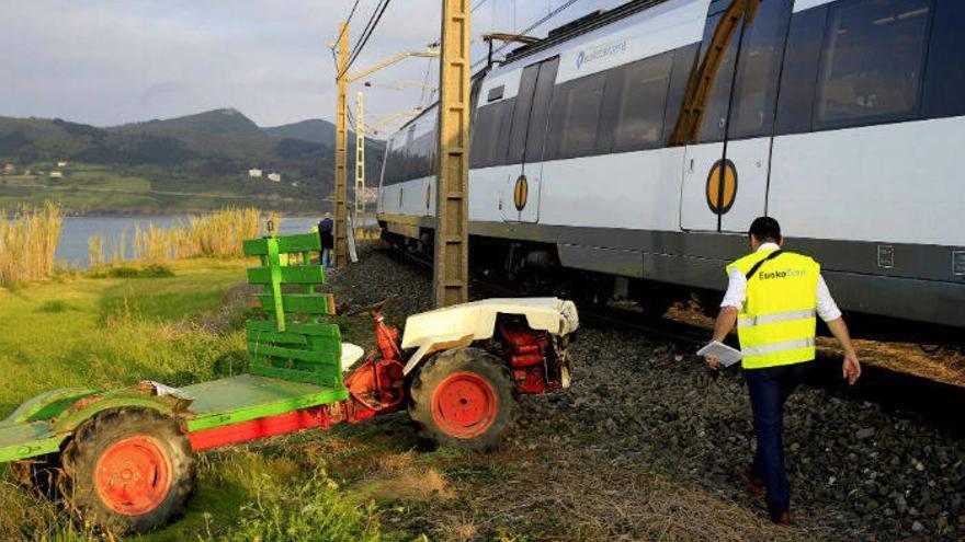 El conductor de un tractor ha fallecido esta tarde tras ser arrolado por una unidad de Euskotren al cruzar la vía por una zona en la que no había paso a nivel en Mundaka.