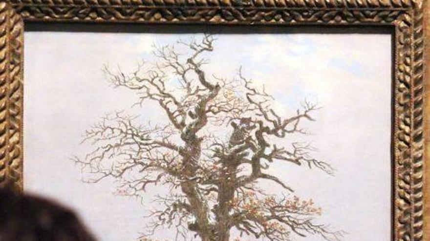 Una mujer observa el cuadro &quot;Roble en la nieve&quot;, de Caspar David Friedrich