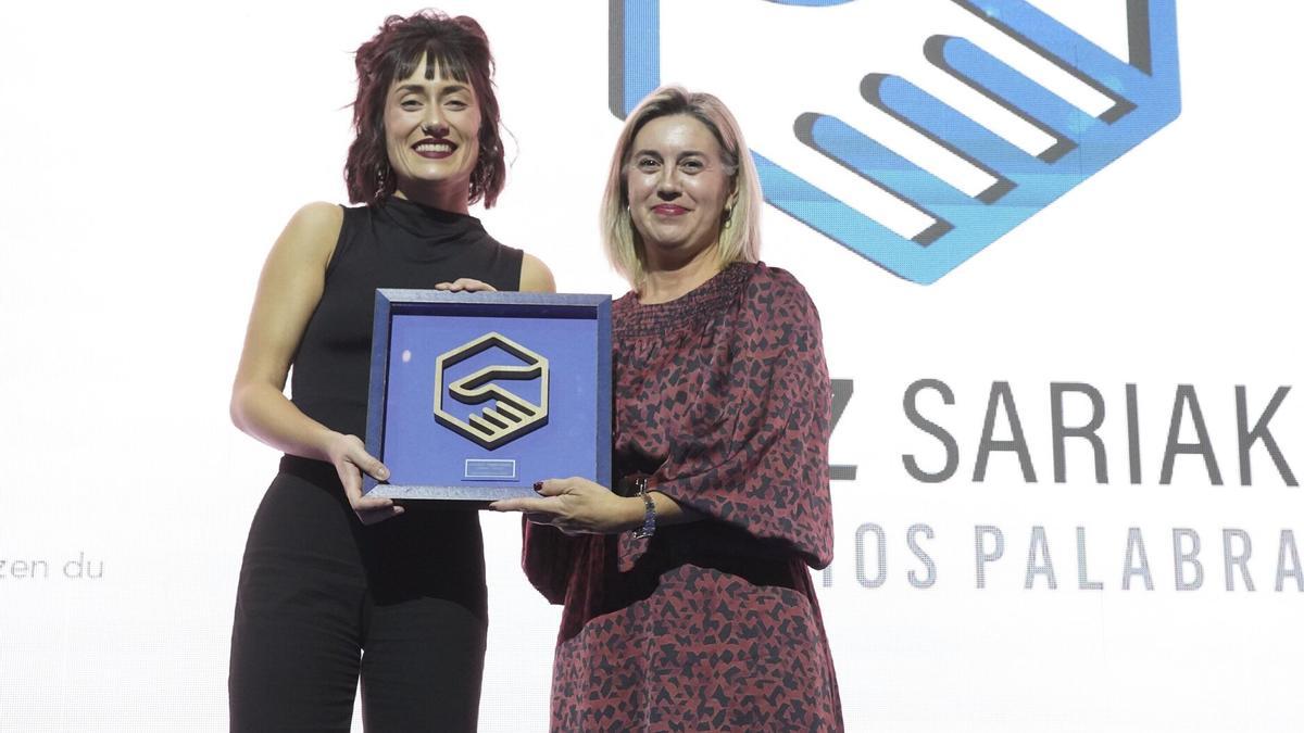 Ane Fernández de Arbina con Irma Basterra, presidenta de las Juntas Generales de Álava, quien le otorgó el premio.