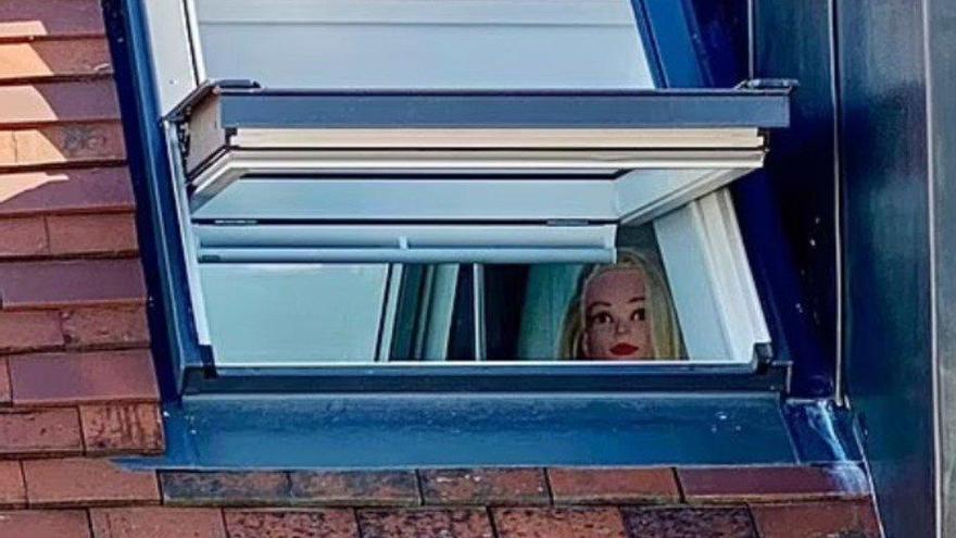 Denuncian a su vecino porque un maniquí les mira fijamente desde la ventana