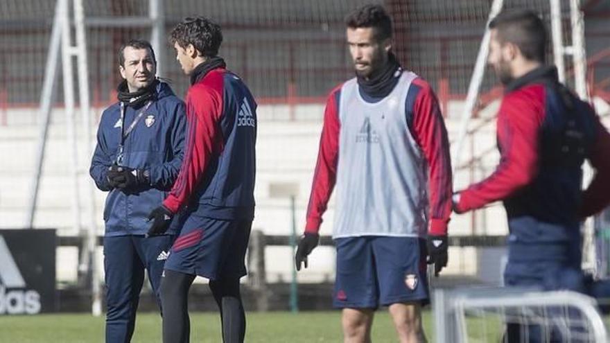 Diego Martínez observa en segundo plano una conversación entre Clerc, Torres, Fausto, Barja y Coris.