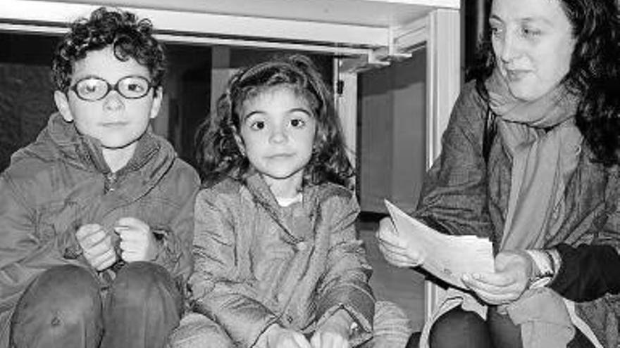 Los pequeños Xabier y Eider Aguado, acompañados por Marian Rey, en el vestíbulo del Teatro Campos.