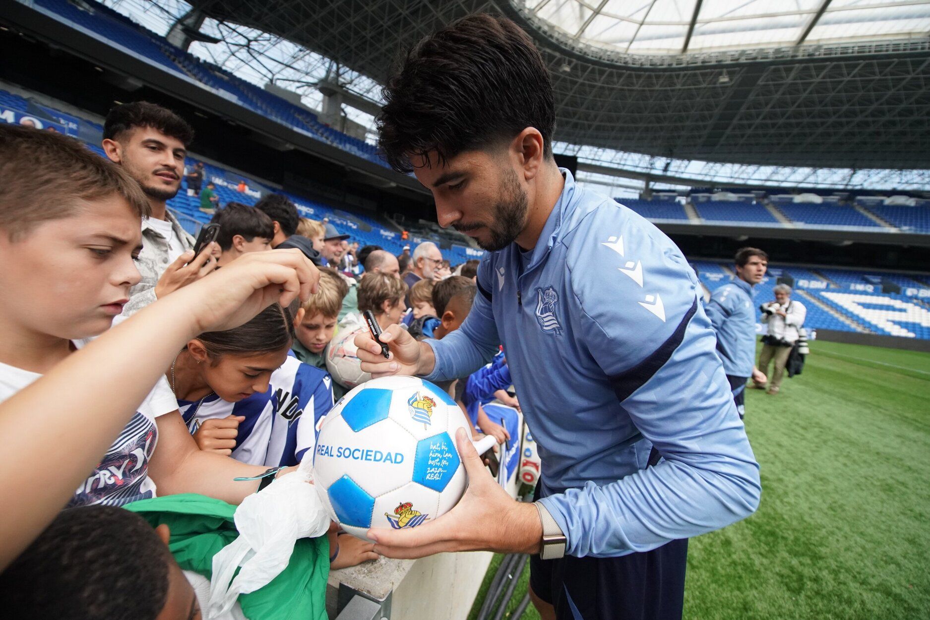 El entrenamiento de la Real a puerta abierta en Anoeta, en imágenes