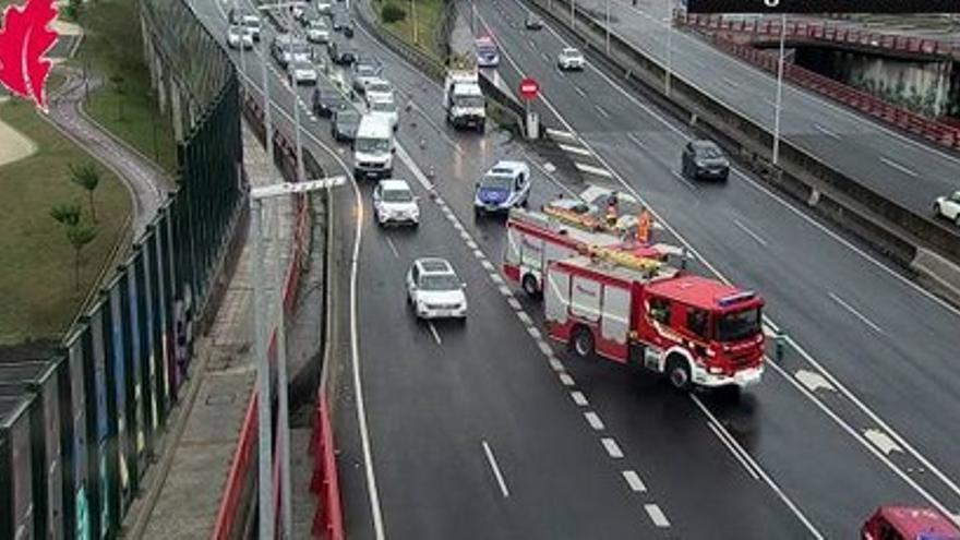 Dos carriles cortados en la A-8 dirección Getxo por un accidente de tráfico
