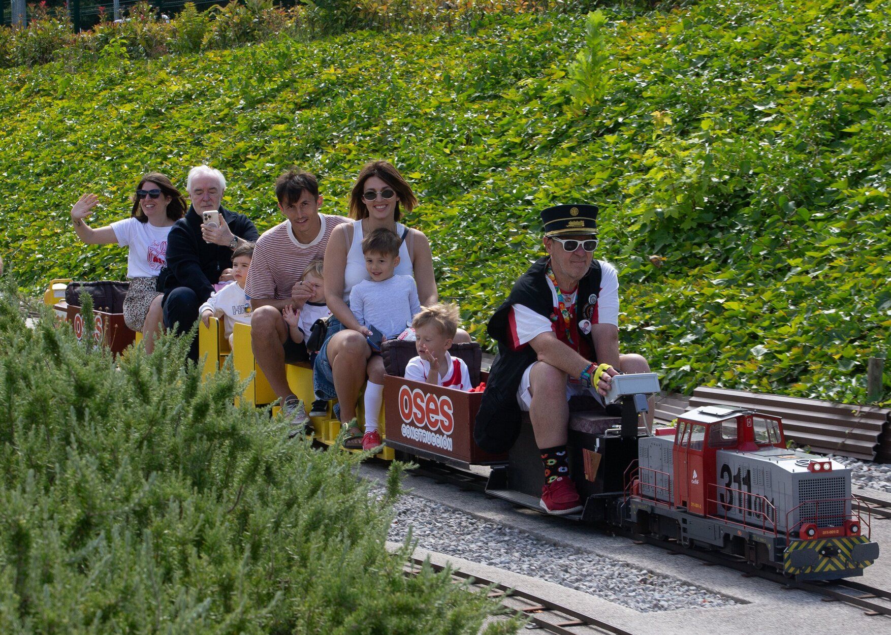 FOTOS | Budimir disfruta con su familia y se monta en el tren de Trinitarios