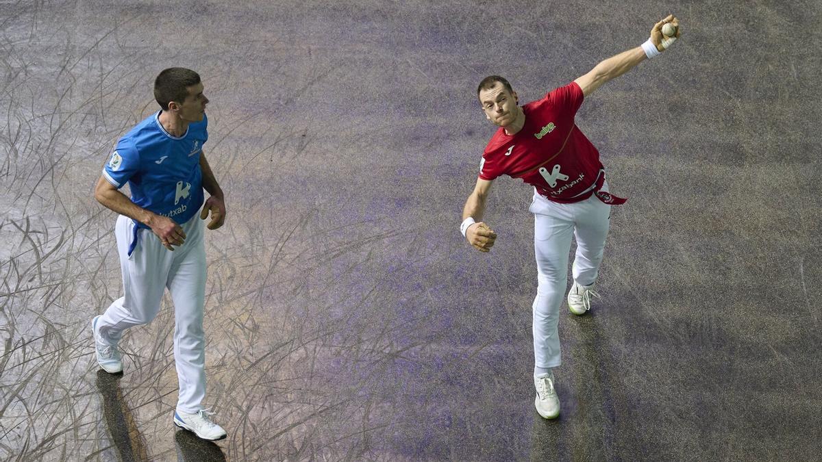 Rezusta observa el sotamano de Laso