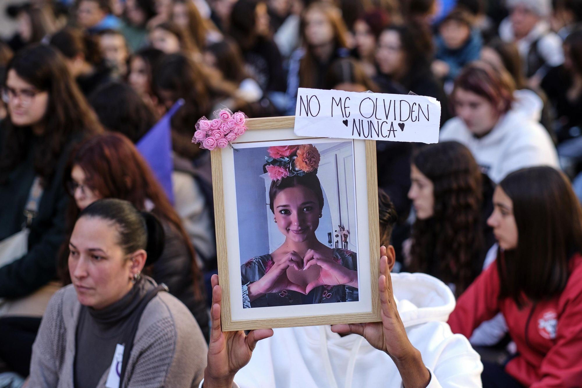 Sentada estudiantil en Pamplona en protesta por la muerte de la joven Sandra Peña