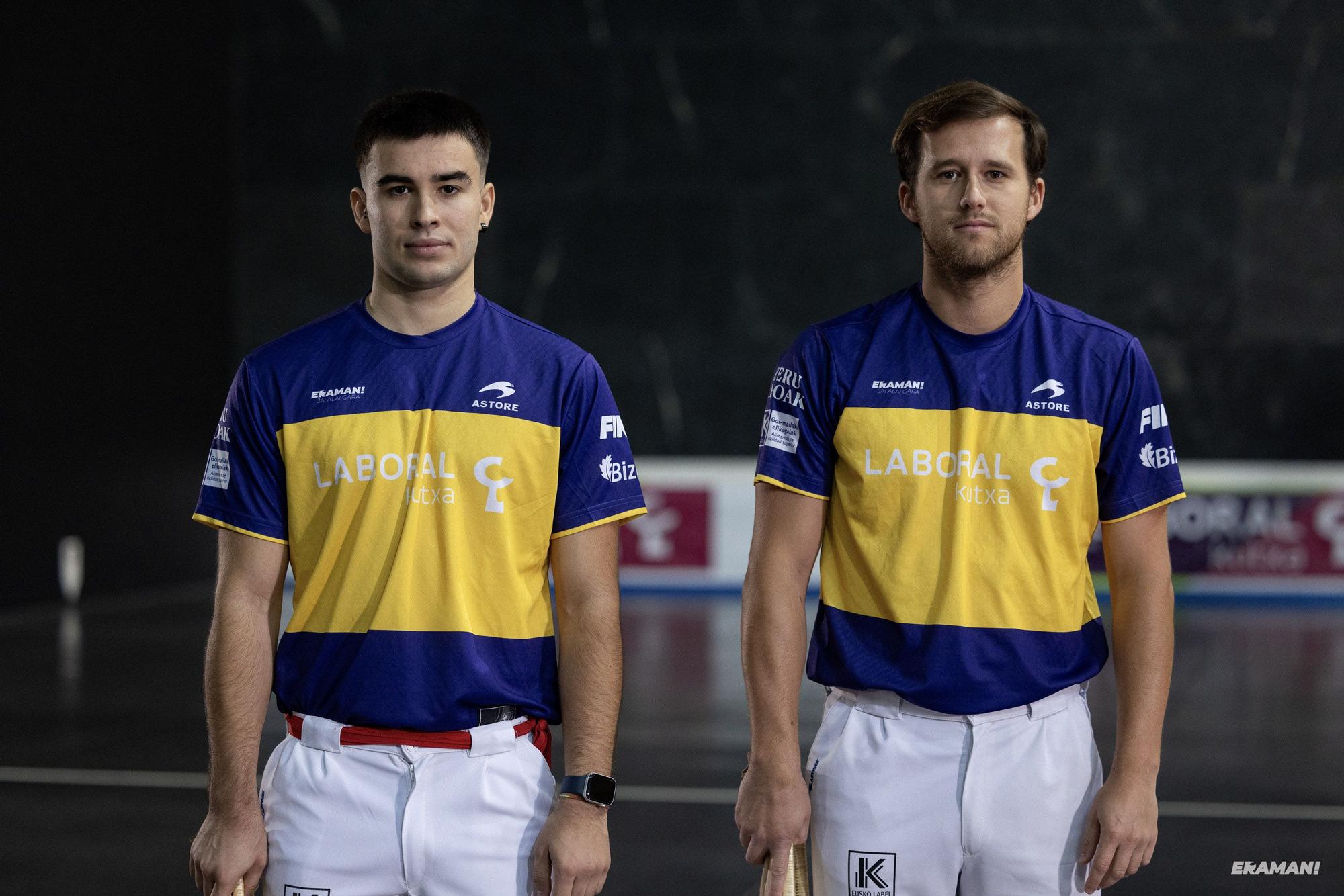 Barandika-López y Urreisti-Basque eligen material para la final de la Jai Alai League en el frontón Carmelo Balda de Donostia.