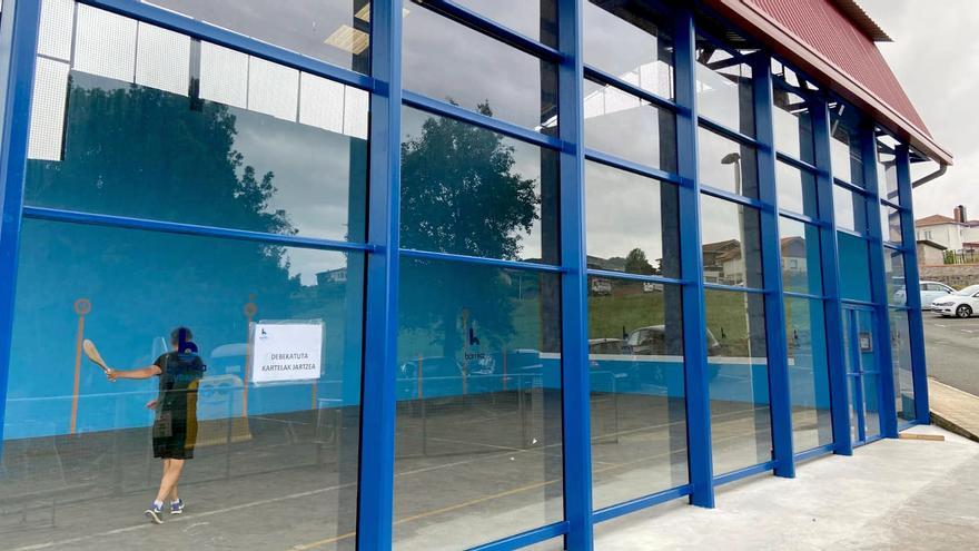 Barrika estrena su recién reformado frontón municipal