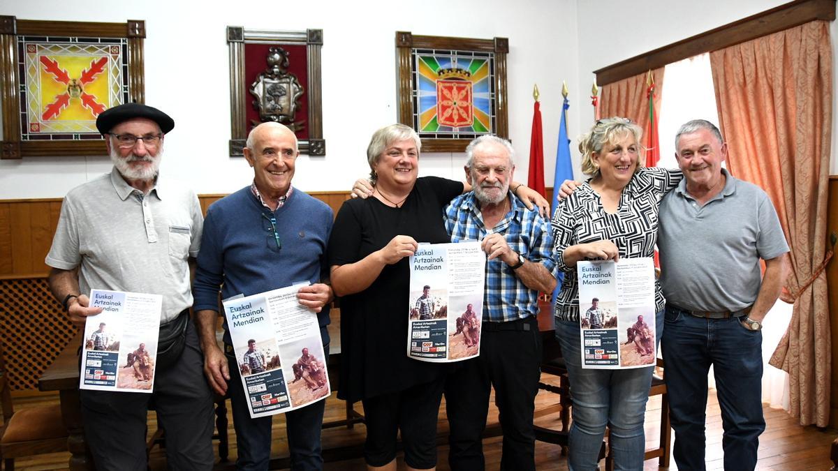 Tomás Ibarra, Lucio Irisarri, Laura Igantzi, Santi Hualde, Arantxa Arregi y Jesús Mari Jorajuria, ayer en Doneztebe.