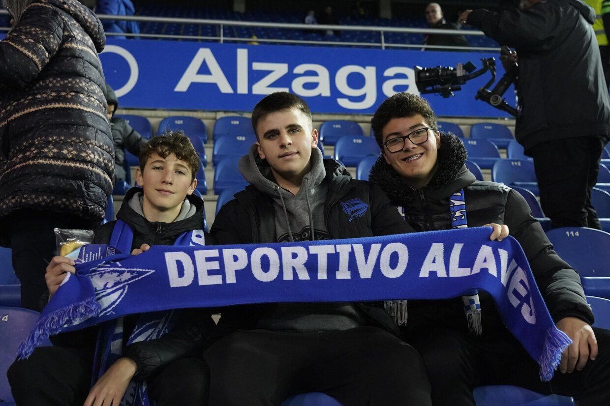 En imágenes: la afición del Alavés calienta motores en Mendizorroza y espera a las estrellas del Real Madrid