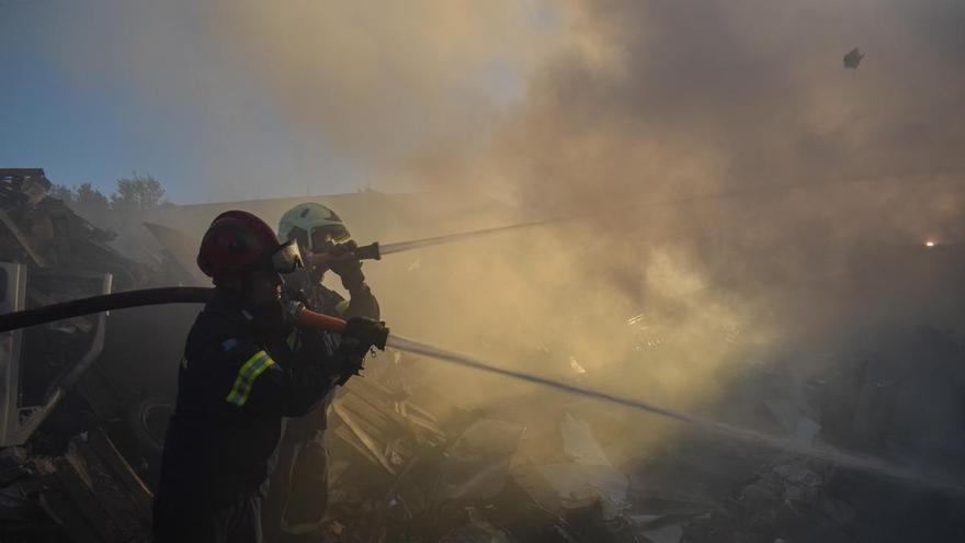 Un gran incendio a las afueras de Atenas obliga a evacuar a más de 5.000 personas
