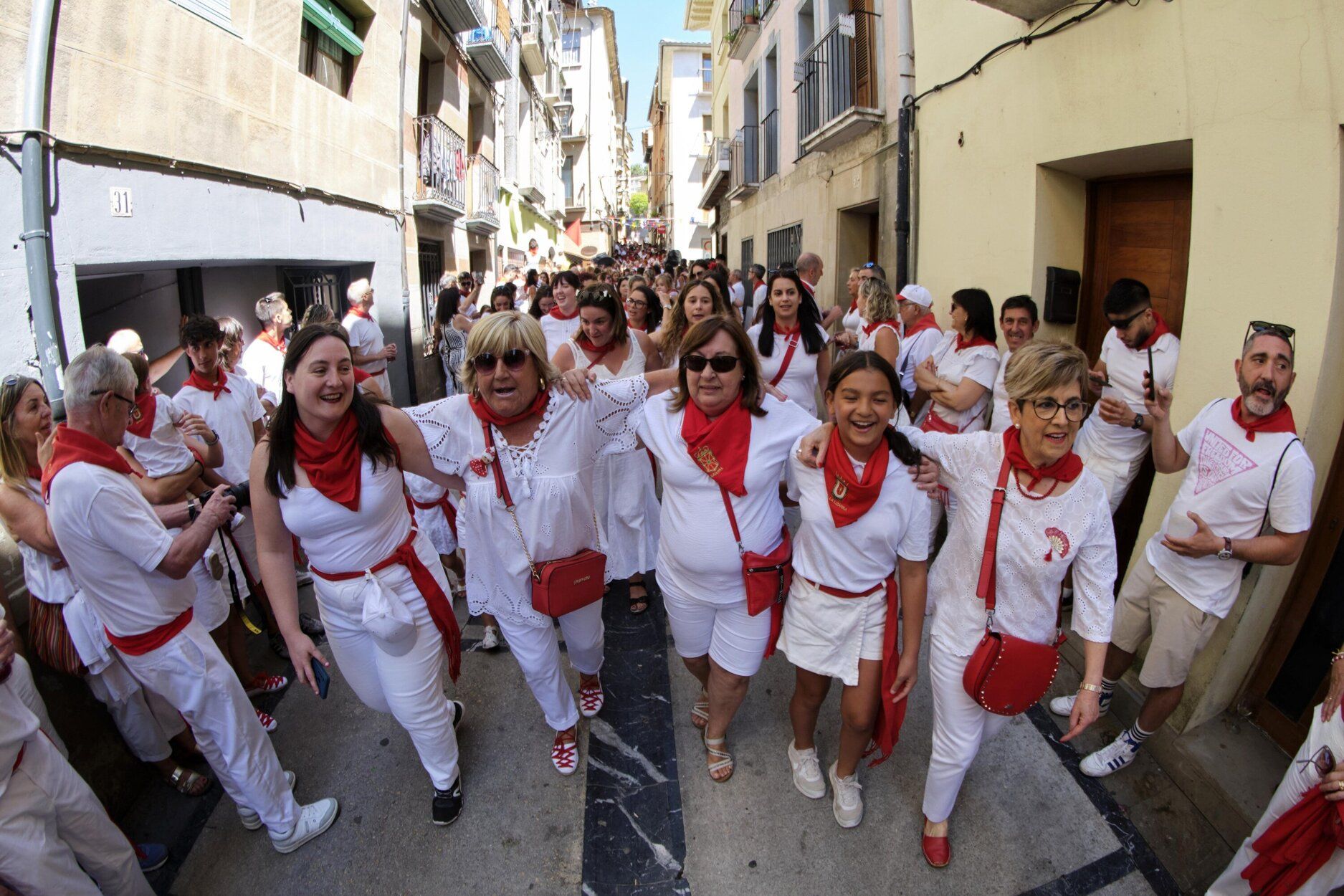 Fotos de la Bajadica del Puy de mujeres