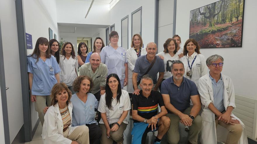 Héroes con Arte dona y entrega un cuarto cuadro al centro de salud de Etxebarri