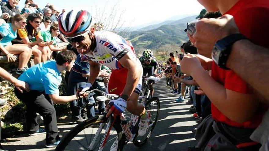 Joaquim Rodríguez gana en Zumarraga tras el brutal ataque de Henao