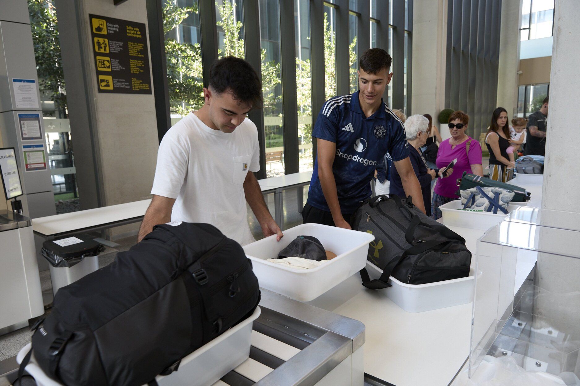 Fotos del inicio de las vacaciones de agosto en el aeropuerto de Noáin