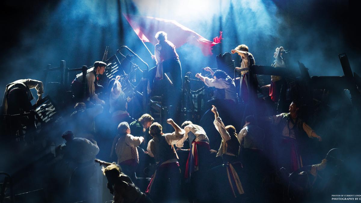 Escena de la barricada en la nueva producción en el West End de Londres.