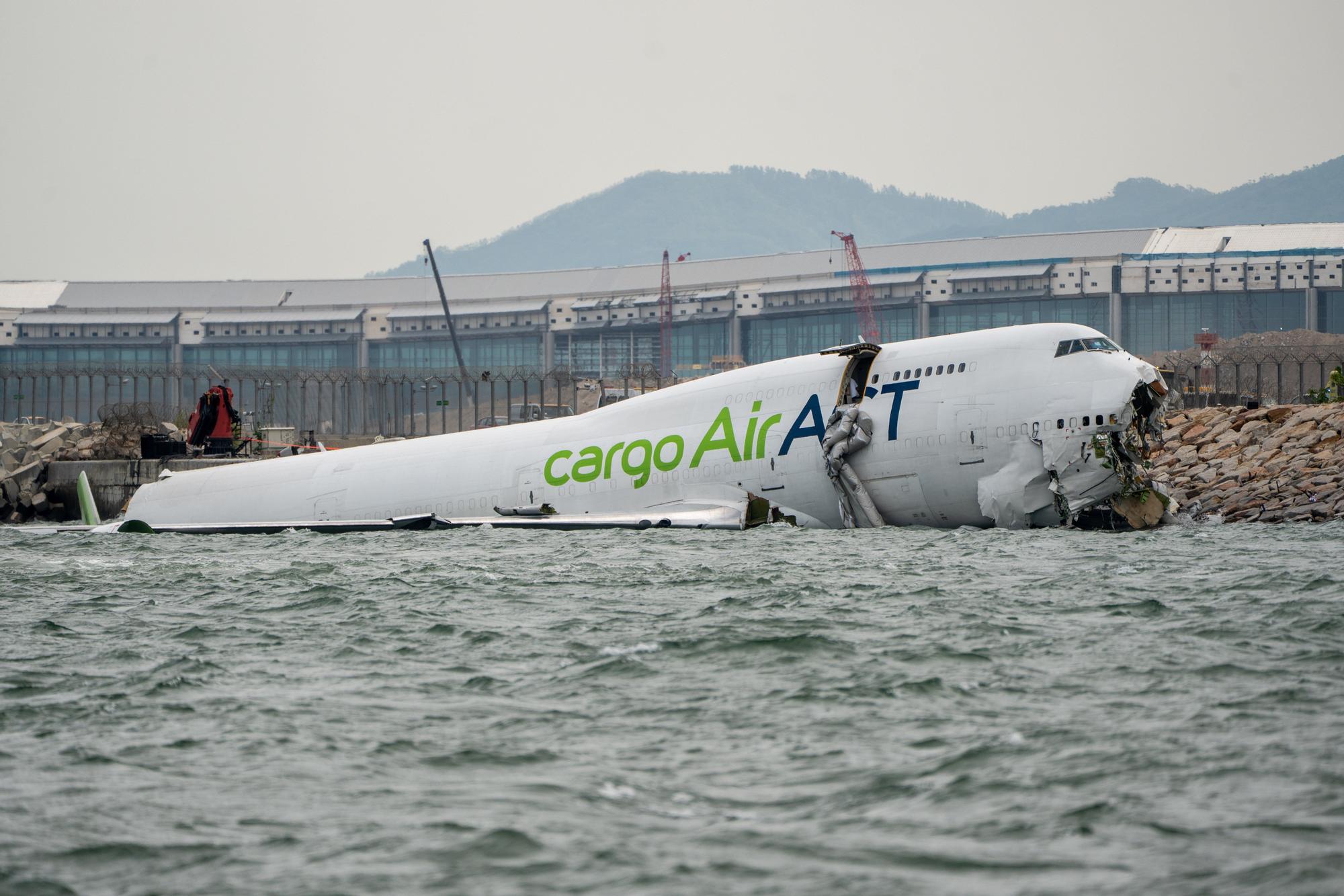 En imágenes: Un Boeing 747-481 de carga pierde el control y cae al mar al aterrizar en Hong Kong
