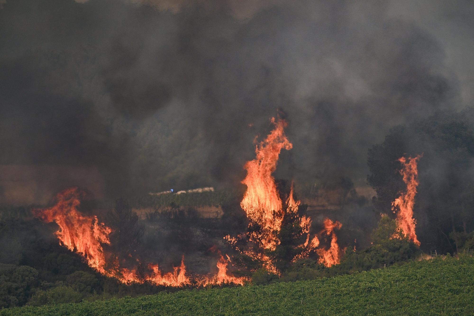 El fuego en el sur de Francia "ya no avanza" aunque sigue sin estar controlado