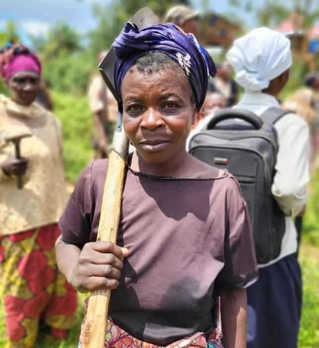 En Nyangezi, las mujeres ladrilleras se han asociado y tienen varias lideresas al frente. La Fundación Pelagie Muhigirwa (FPM), de Caddy Adzuba, las ha acompañado en su proceso de formación, acceso a recursos financieros y emprendimiento.