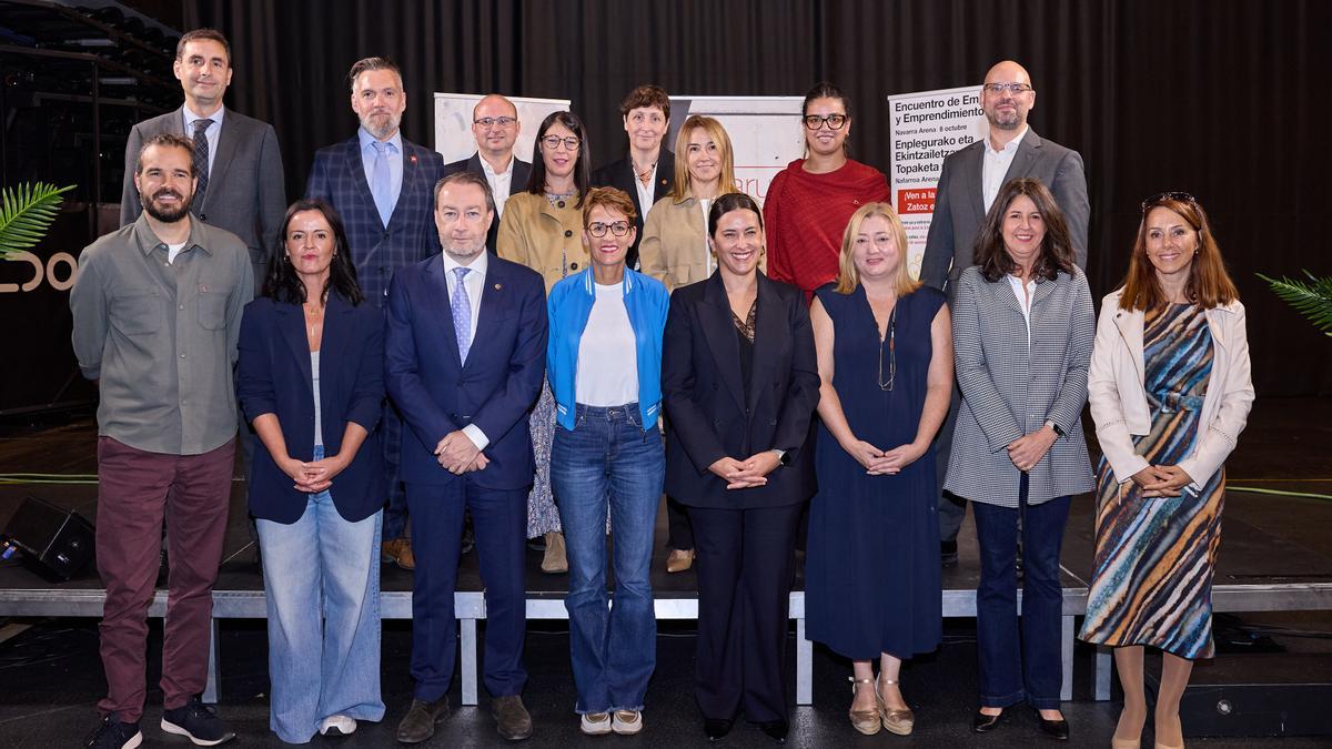 En primera fila, y de izquierda a derecha, el director gerente del Instituto Navarro de la Juventud, Txema Burgaleta; la directora general de Universidad, Eva Perujuániz; el rector de la UPNA, Ramón Gonzalo; la gerente de la Fundación UPNA, Iosune Pascual; la directora del Servicio Navarro de Empleo, Miriam Martón; la vicerrectora de Estudiantes, Vida Universitaria y Compromiso Social, Begoña Pérez; junto a representantes de empresas y entidades participantes