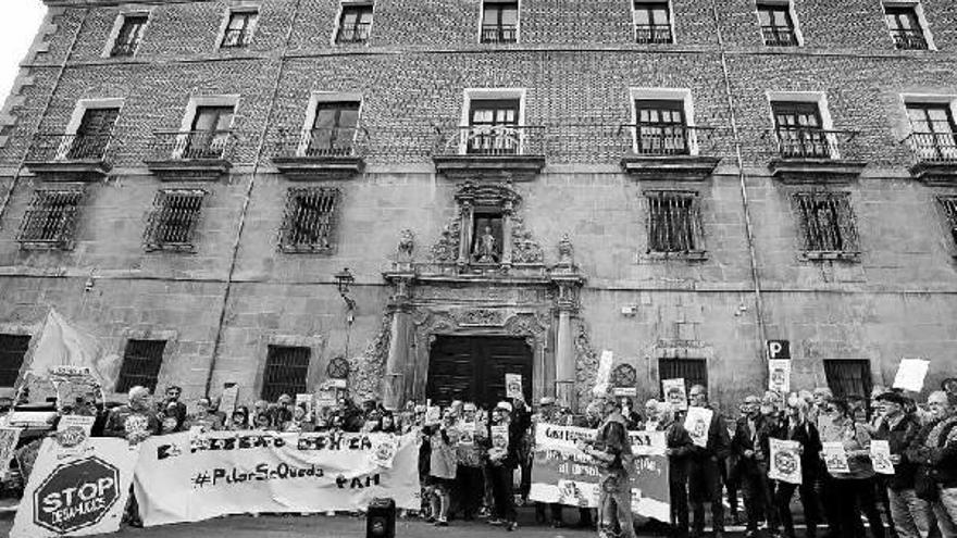 La PAH de Berriozar arropa a Pilar Cortés, en primera fila, junto a la Plataforma de Defensa del Patrimonio.