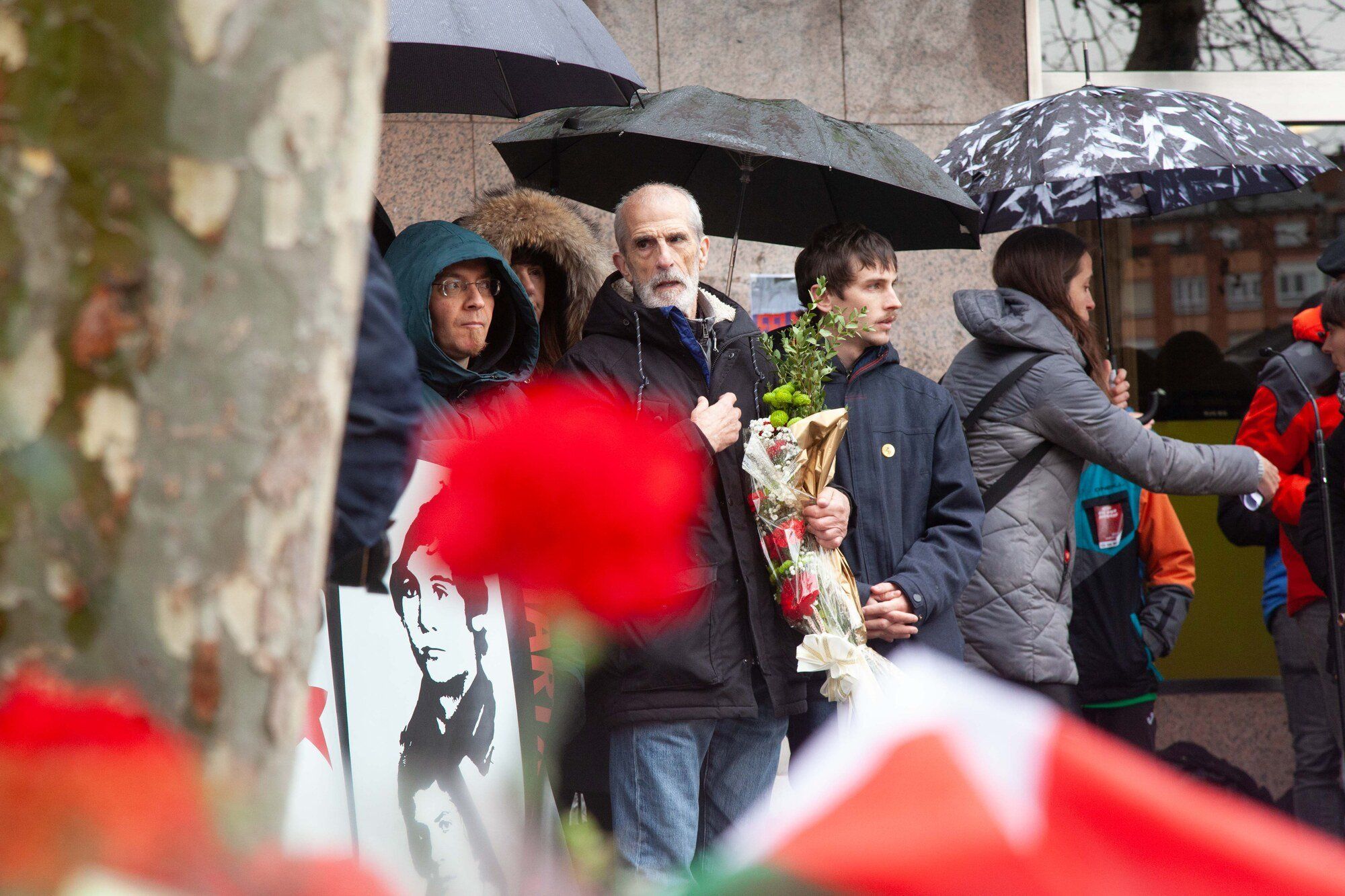 En imágenes: Homenaje en el monolito antes de la manifestación del 3 de Marzo en Vitoria