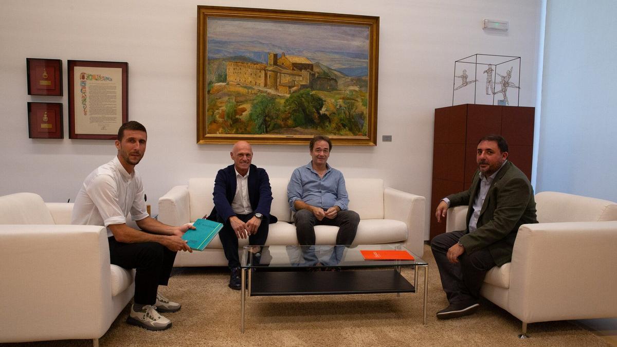 El presidente del Parlamento de Navarra, Unai Hualde, recibe a una representación de la Federación de Ikastolas de Navarra encabezada por Oier Sanjurjo, presidente, y Josu Reparaz, director e Iñaki Erroz, director de la ikastola Paz de Ziganda de Villava.
