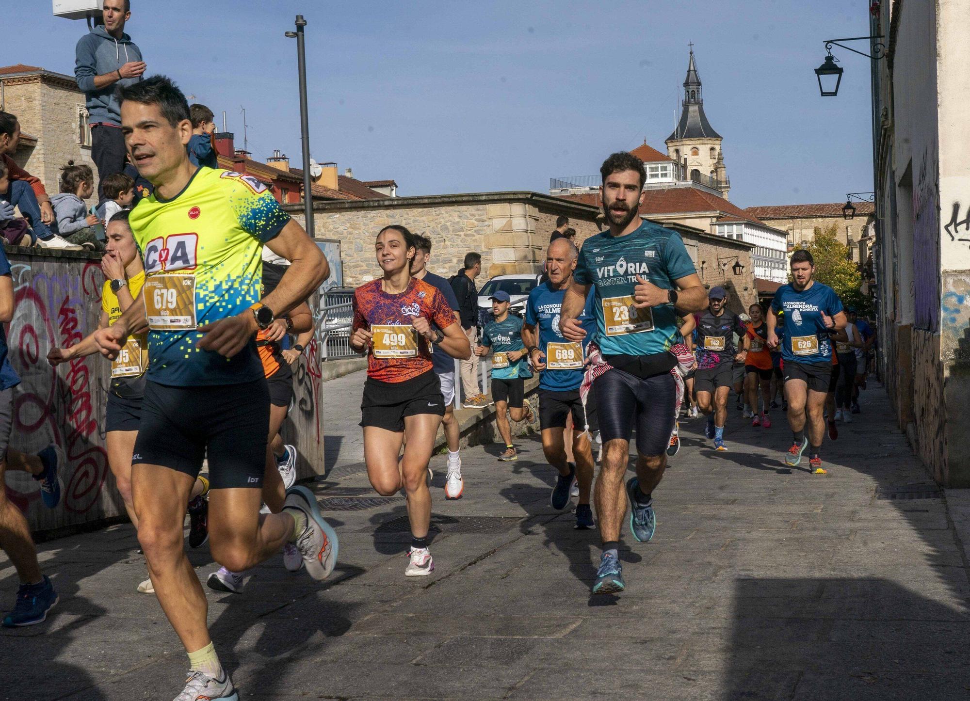 En imágenes: Un millar de corredores atraviesan la almendra