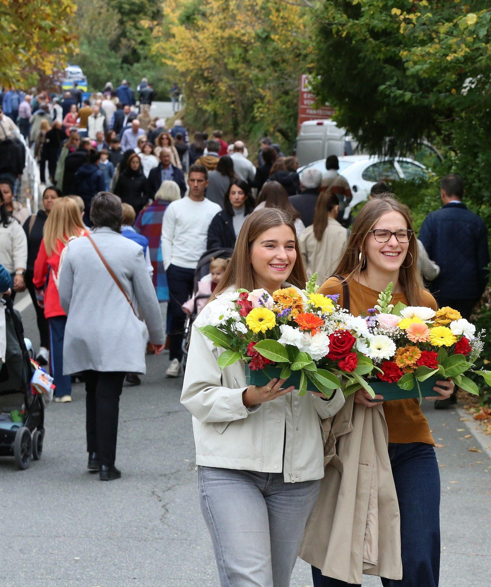 Miles de ciudadanos visitan a sus allegados en los cementerios de Navarra