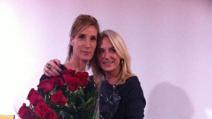 Rosa Núñez, a la izquierda, junto a la poeta Isabel Blanco.