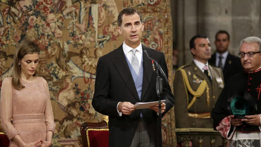 El Rey Felipe VI, junto a la Reina Letizia, durante su discurso en la ofrenda Nacional al Apóstol Santiago, patrono de España, en la cetedral santiaguesa.
