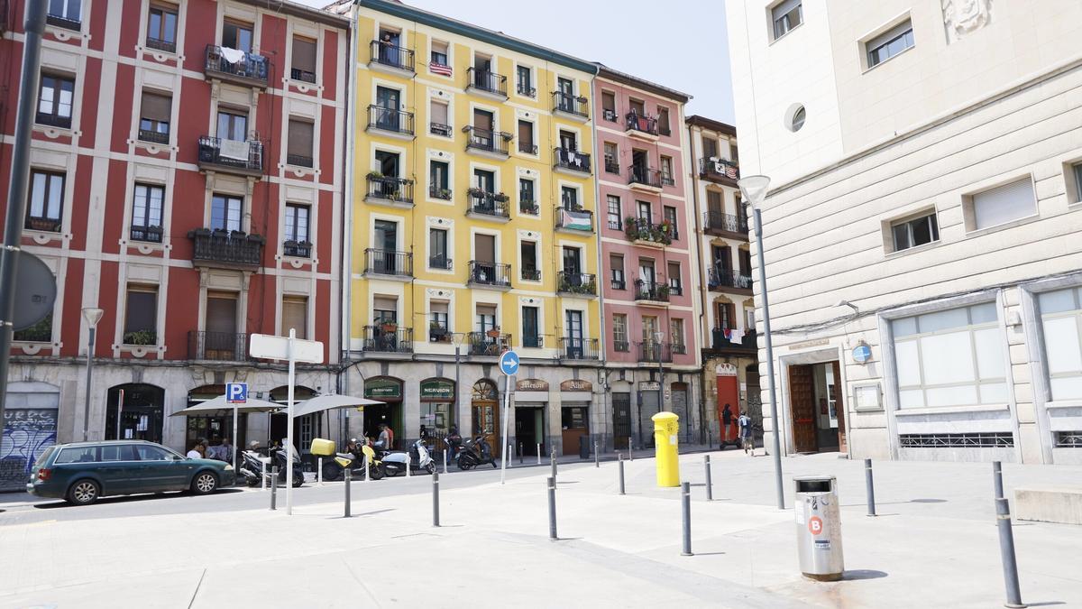 Edificio de viviendas del barrio bilbaino de San Francisco en el que se encuentra la vivienda okupada