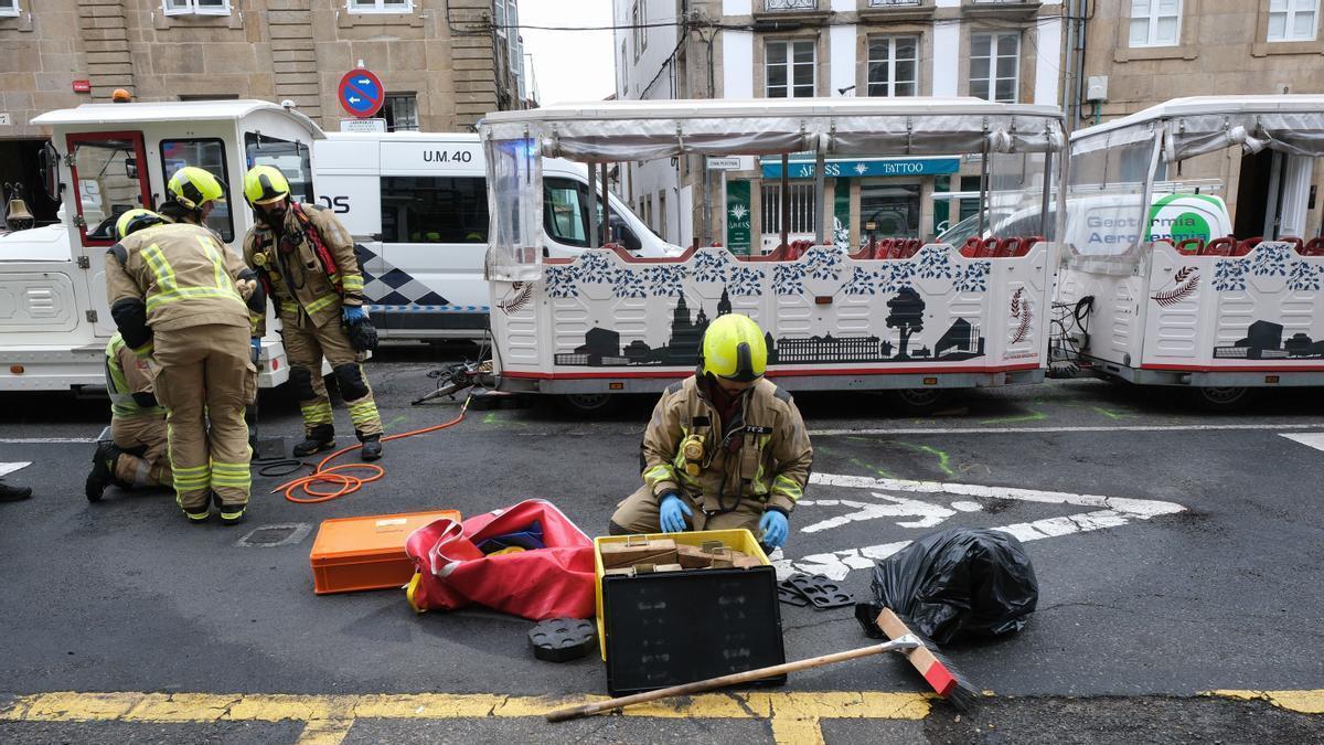 Bomberos trabajan en lugar de los hechos.