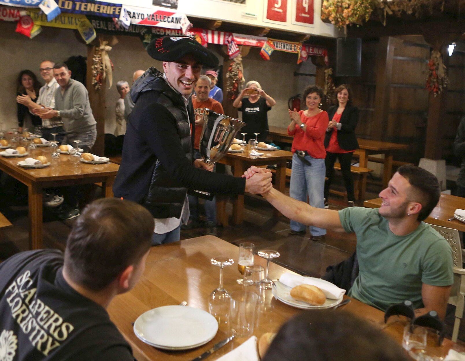 La celebración de la victoria de Peio Etxeberria