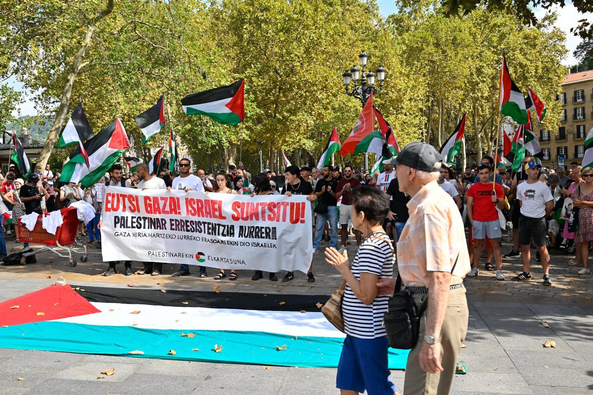 En imágenes: Más de 300 personas se concentran en El Arenal para denunciar el ataque terrestre sobre la ciudad de Gaza