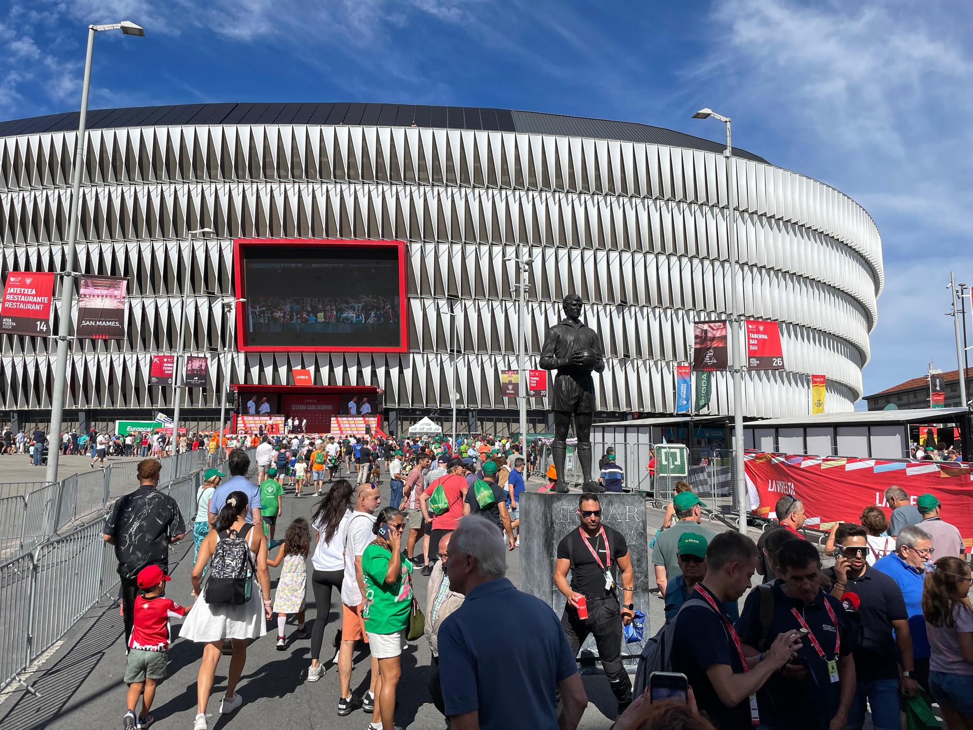 La Vuelta llega a Bizkaia: las imágenes del montaje en Bilbao