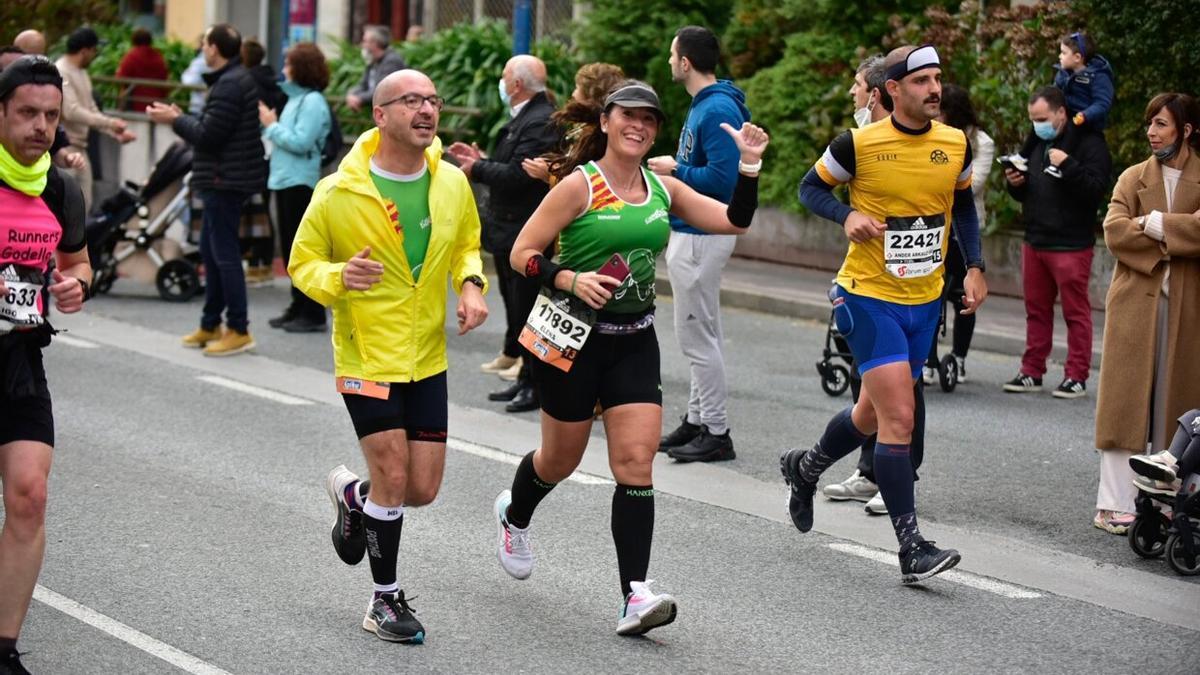 Corredores de la Behobia atravesando Errenteria durante el año pasado