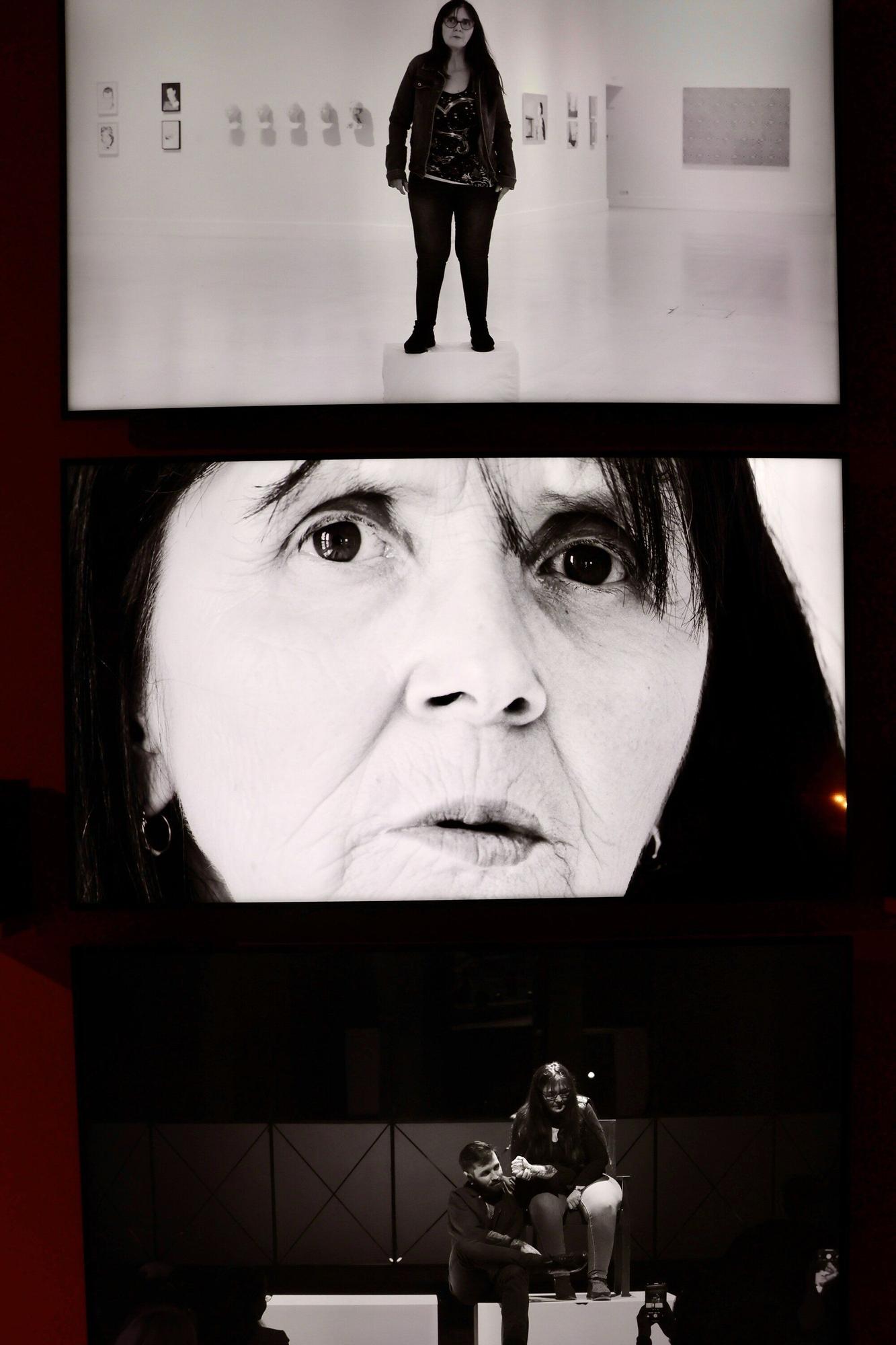 Una de las instalaciones que conforman la muestra, que revisita el encuentro del artista con su madre biológica.