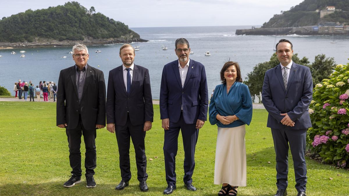 El alcalde de Donostia, Eneko Goia, el presidente de la subcomisón del Premio Europa, Christian Petry (segundo por la izq.), y la secretaria general de la APCE, Despina Chatzivassiliou, posan junto a otras autoridades este viernes con motivo de la celebración en San Sebastián del 70 aniversario del Premio Europa por parte de la Asamblea Parlamentaria del Consejo de Europa