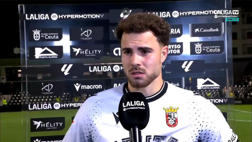 Un jugador del Ceuta atiende a la televisión tras el partido y casi acaba en el hospital