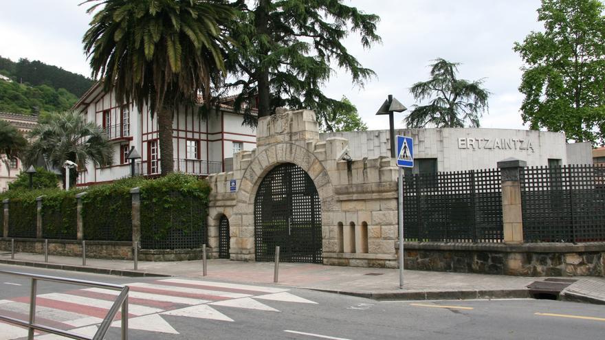 Le abre la cabeza con un vaso de cristal y le deja inconsciente en Gernika