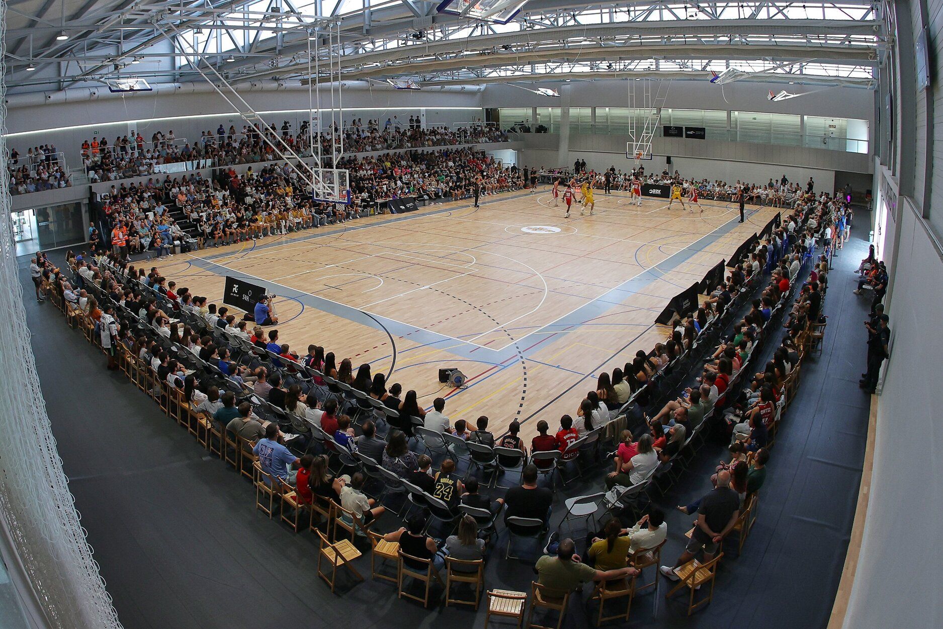 Fotos de la inauguración del pabellón de Sarriguren con un partido entre La Laguna Tenerife y Casademont Zaragoza