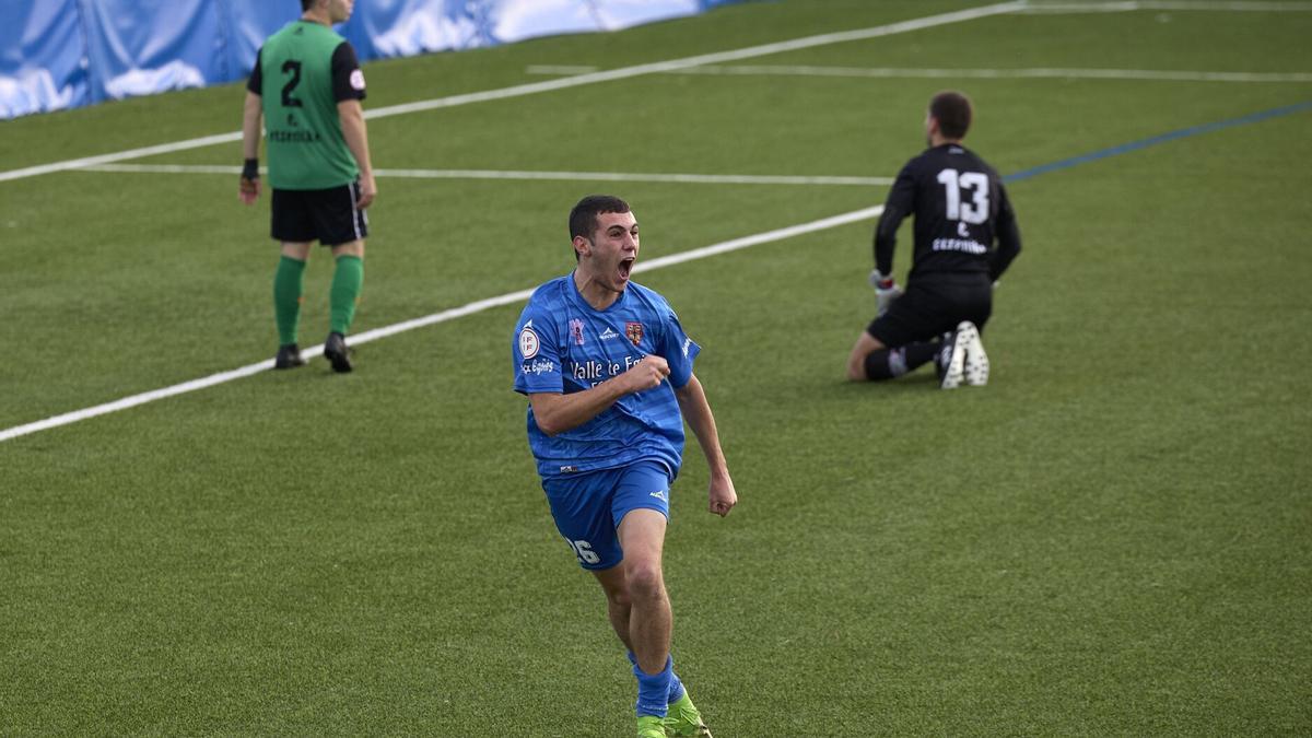 Telmo Martínez celebrando el primer gol del Valle de Egüés.
