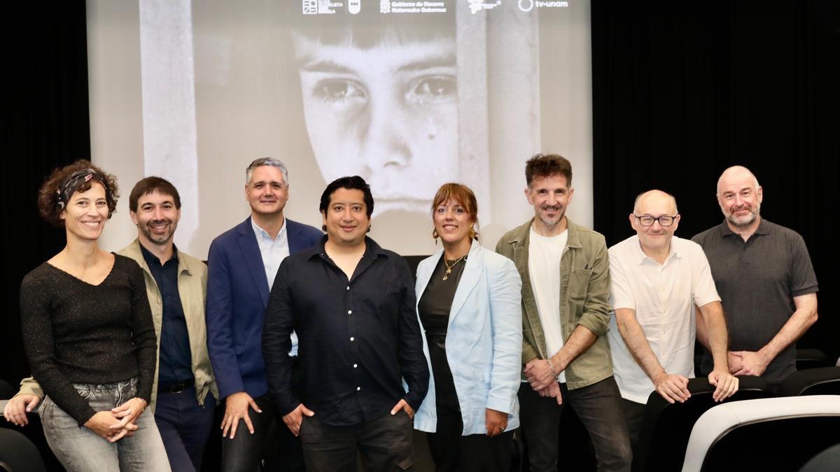 El equipo que ha restaurado la película, junto a representantes del Gobierno foral (Ignacio Apezteguía), EQZE (Carlos Mugiro), el Zinemaldia (J.L. Rebordinos) y resto de colaboradores.