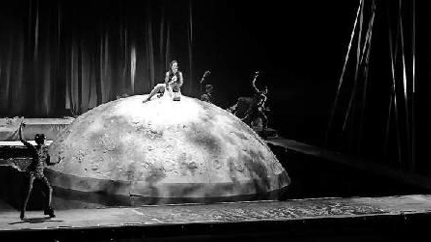 Una imagen de un ensayo, con la escenografía donde la Luna y el agua son protagonistas.