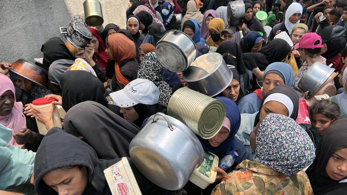 Palestinarrak janariaren bila pasaden ekainan.